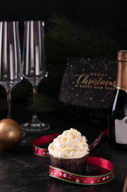 Cupcake de Natal com creme de baunilha e champanhe na véspera de Ano Novo