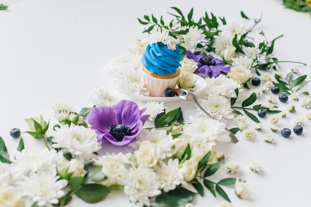 Cupcake de primavera em um branco com flores e frutas aro