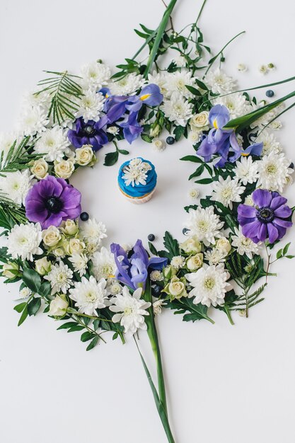 Cupcake de primavera em um branco com flores e frutas aro