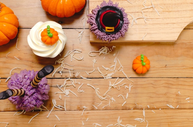 Cupcake decorado com cobertura de cream cheese e fondant para a celebração do Halloween