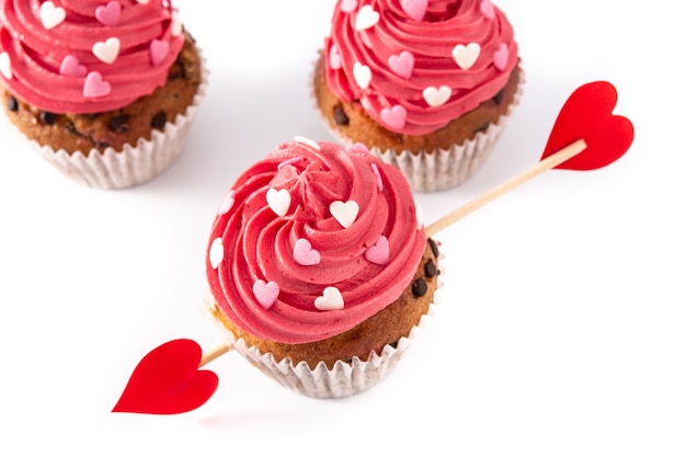 Cupcake decorado com corações de açúcar e uma seta de cupido para o dia dos namorados isolada no fundo branco