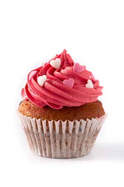 Cupcake decorado con corazones de azúcar para el día de San Valentín aislado