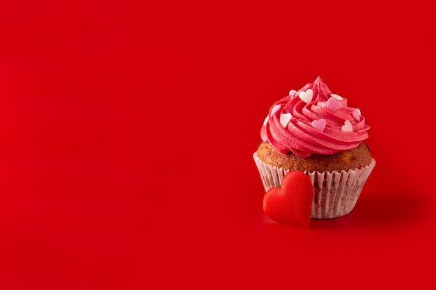 Foto cupcake decorado con corazones de azúcar para san valentín