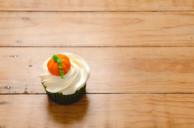 Cupcake dekoriert mit Frischkäse-Zuckerguss und Fondant für die Halloween-Feier