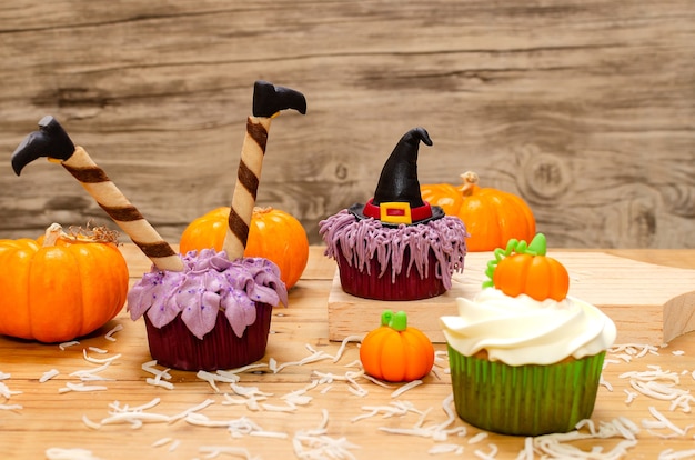 Cupcake dekoriert mit Frischkäse-Zuckerguss und Fondant für die Halloween-Feier