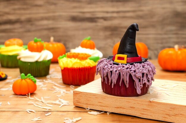 Cupcake dekoriert mit Frischkäse-Zuckerguss und Fondant für die Halloween-Feier