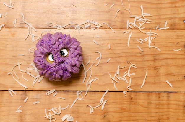 Cupcake dekoriert mit frischkäse-zuckerguss und fondant für die halloween-feier