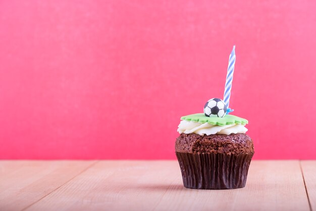 Cupcake delicioso com uma vela