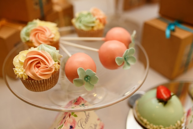 Cupcake e outros doces na barra de chocolate. serviço de catering no dia do casamento