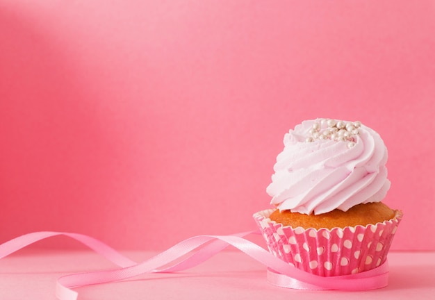 Foto cupcake em fundo rosa