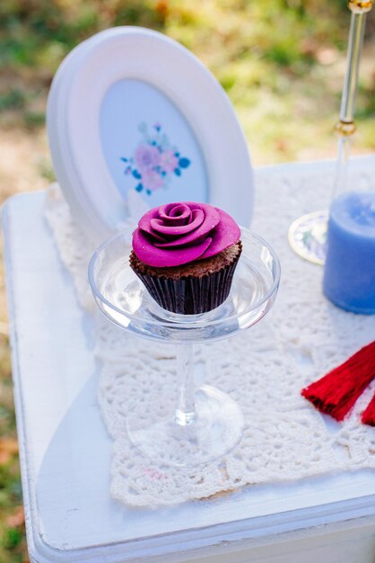 Foto cupcake em um carrinho no casamento