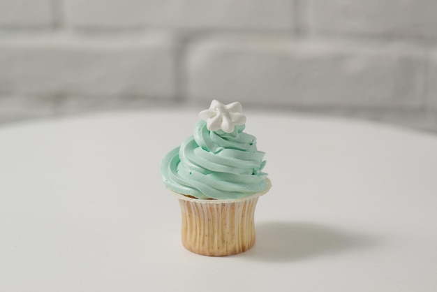 cupcake em um fundo branco, deitado sobre a mesa