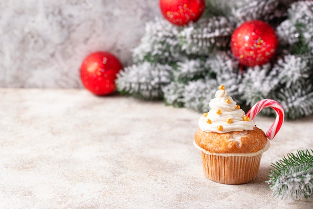 Cupcake festivo de Natal com pirulito