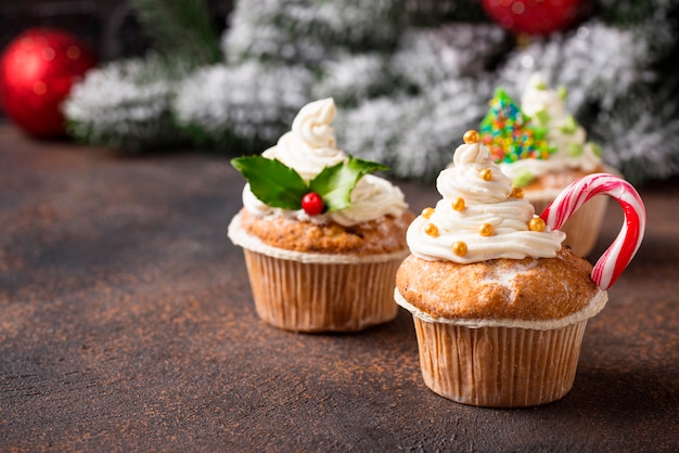 Cupcake festivo navideño con diferentes decoraciones