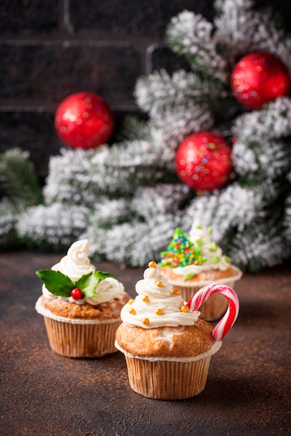 Cupcake festivo navideño con diferentes decoraciones