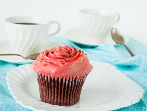 Cupcake gourmet rojo welveet en plato blanco.