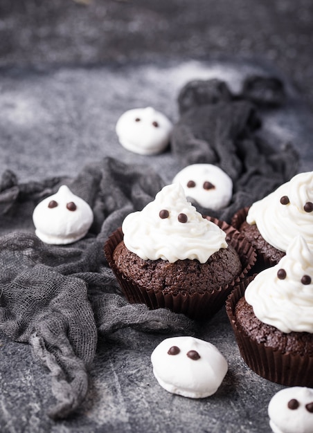 Cupcake in Form eines Geistes. Halloween-Leckerbissen für Kinderparty