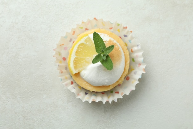 Cupcake de limón sabroso en mesa con textura blanca