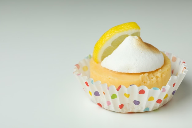 Cupcake de limón sabroso sobre fondo blanco, cerrar