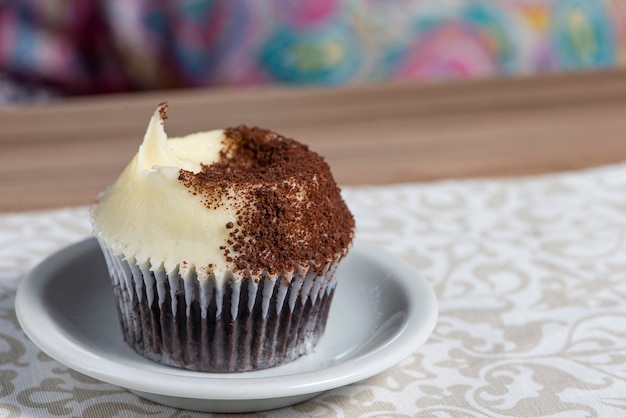 Cupcake en la mesa de madera con fondo de colores