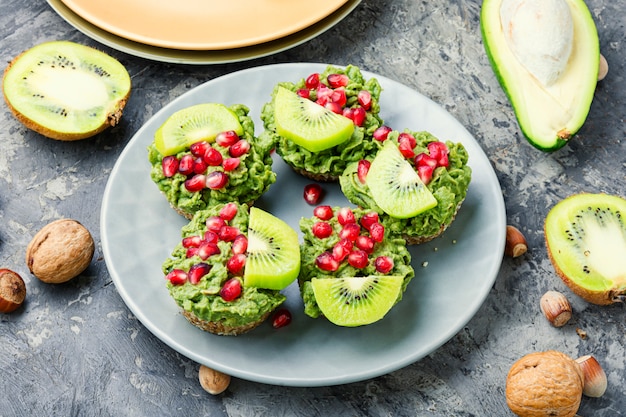 Cupcake mit Avocadocreme.