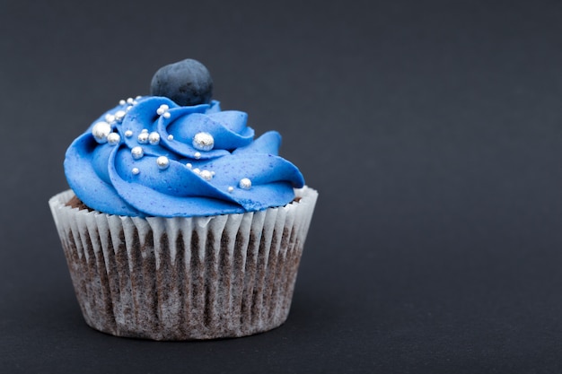 Cupcake mit Blaubeere auf schwarzer Oberfläche