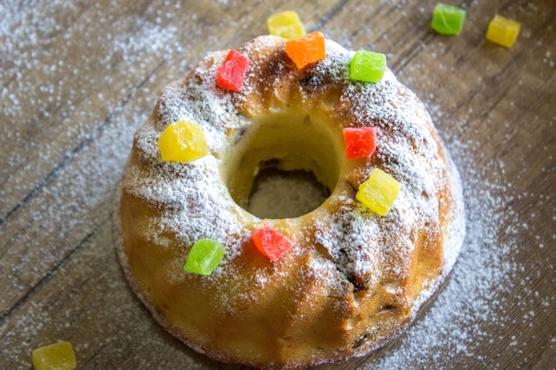 Cupcake mit farbigen kandierten Früchten