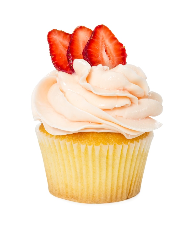 Foto cupcake mit frischen erdbeeren, isoliert auf weiss