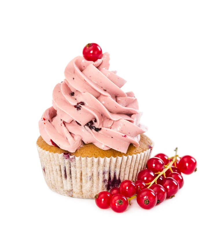 Cupcake mit rosa Sahne und roten Johannisbeeren isoliert auf weißem Hintergrund