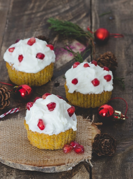 Cupcake mit Sahne-Granatapfel-Dekoration