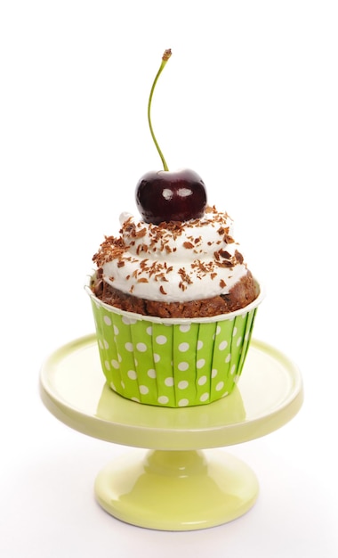 Foto cupcake mit schlagsahne und kirsche