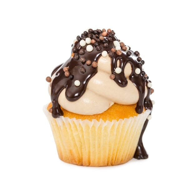 Cupcake mit Schokoladensirup und Streuseln isoliert auf weißem Hintergrund