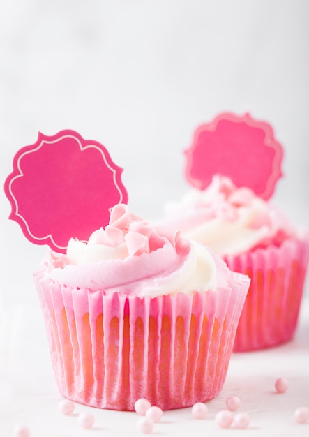 Cupcake-Muffin mit Himbeercreme-Dessert