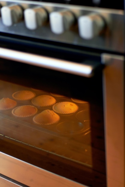 Cupcake na produção de closeup de sobremesa de forno e confeitaria de padaria e comida com assados doces Processo de cozimento de lanche de luxo com indústria de hospitalidade e restauração bolo e utensílio de cozinha