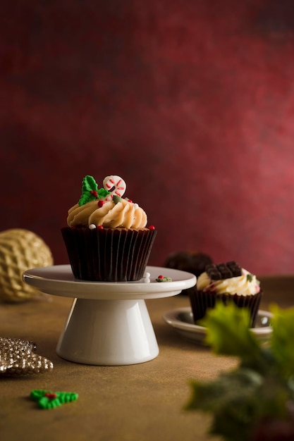 Cupcake de Navidad en el soporte de la torta Fondo de temporada de estilo de vida Moody