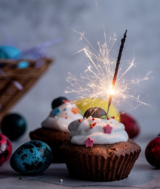 Cupcake de Pascua con una bengala decorada con huevos de codorniz de colores