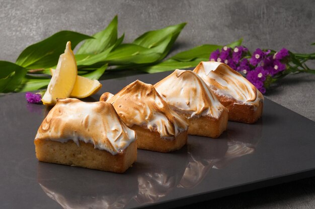 Cupcake con relleno de limón y tapa de merengue