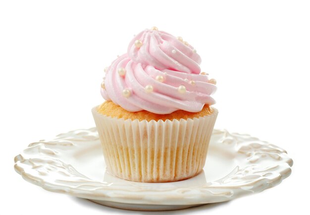 Cupcake rosa no prato isolado no branco