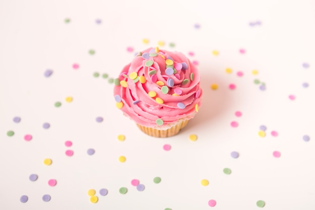 Cupcake rosa con vela encendida