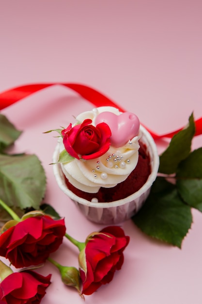 cupcake rosas y corazones en un rosa .. Cupcakes de chocolate decorados con crema rosa