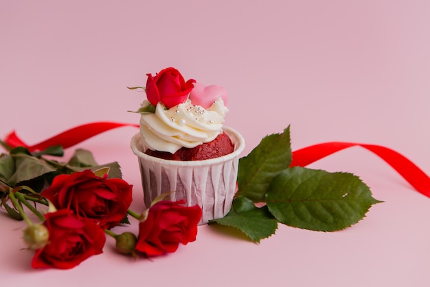 cupcake rosas y corazones en un rosa .. Cupcakes de chocolate decorados con crema rosa