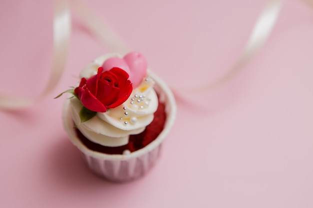 cupcake rosas e corações em um rosa .. cupcakes de chocolate decorados com creme rosa