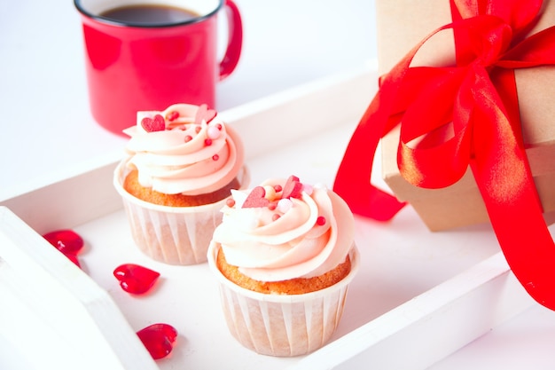 Cupcake de San Valentín decorado con dulces de corazón