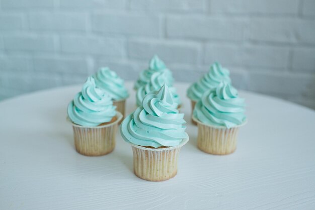 cupcake sobre un fondo blanco, acostado sobre la mesa