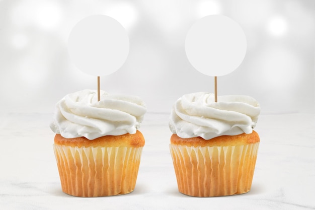 Cupcake Topper Mockup mit zwei eleganten Cupcakes