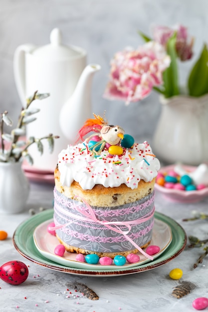 Cupcake tradicional Bolo de Páscoa. Bolo de Páscoa, ovos coloridos e flores da primavera. vertical