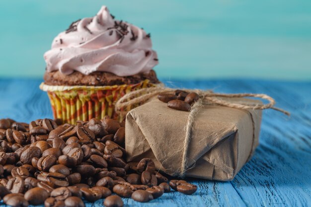 Cupcake und Kaffeebohnen auf dem Tisch