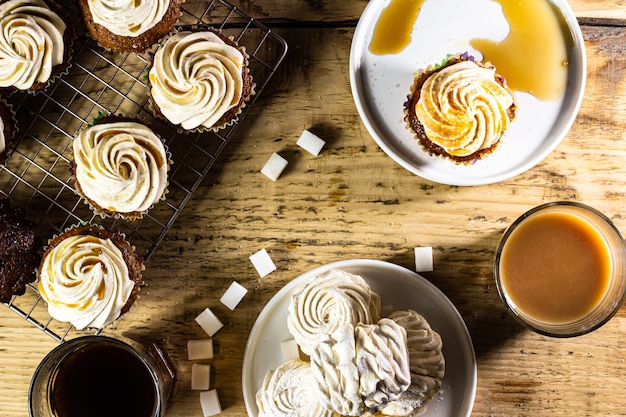 Cupcake und Marshmallow auf einem Desserttischhintergrund