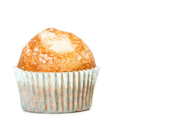 Cupcake de vainilla y azúcar sobre un fondo blanco.