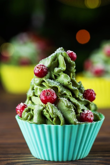 Cupcake verde con arándanos en forma de árbol de navidad Sin lactosa azúcar y sin gluten